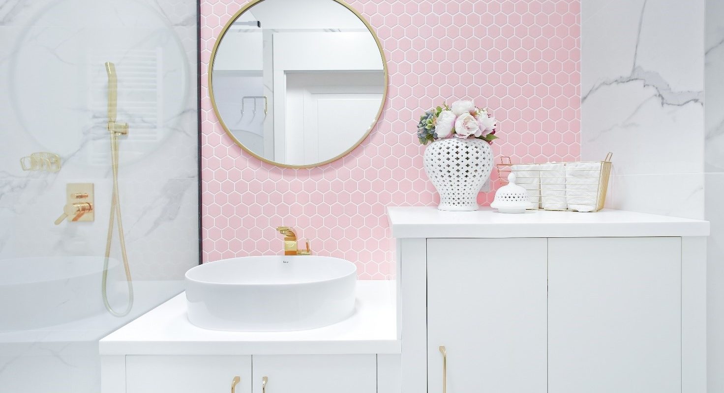 Różowe płytki – pomysł na kobiecą łazienkę!