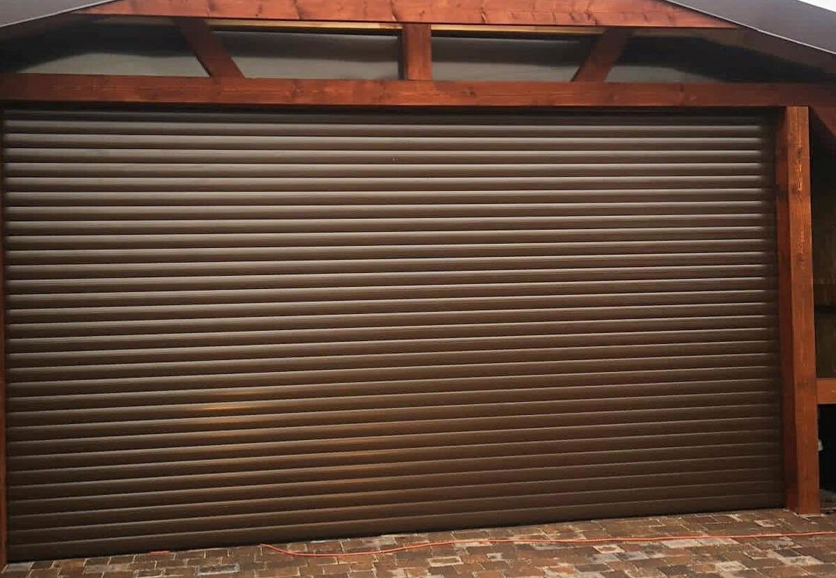 Brama garażowa rolowana Wygodne rozwiązanie produkowane przez RoletyAlu
